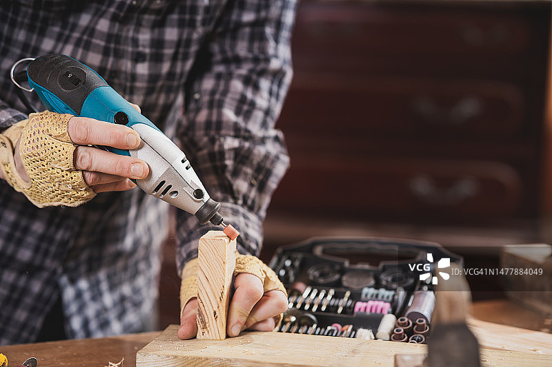 木匠使用研磨机图片素材