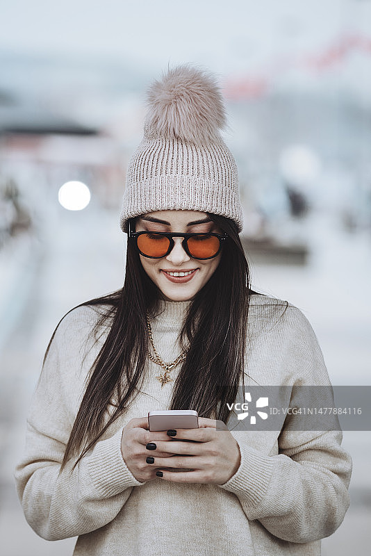 在社交网络上发短信的女人图片素材