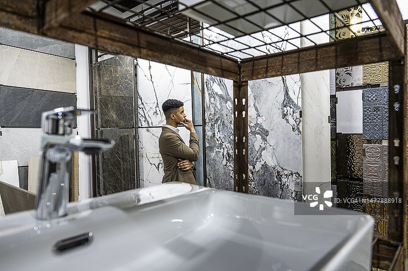 一家高档瓷砖店和一位建筑师图片素材