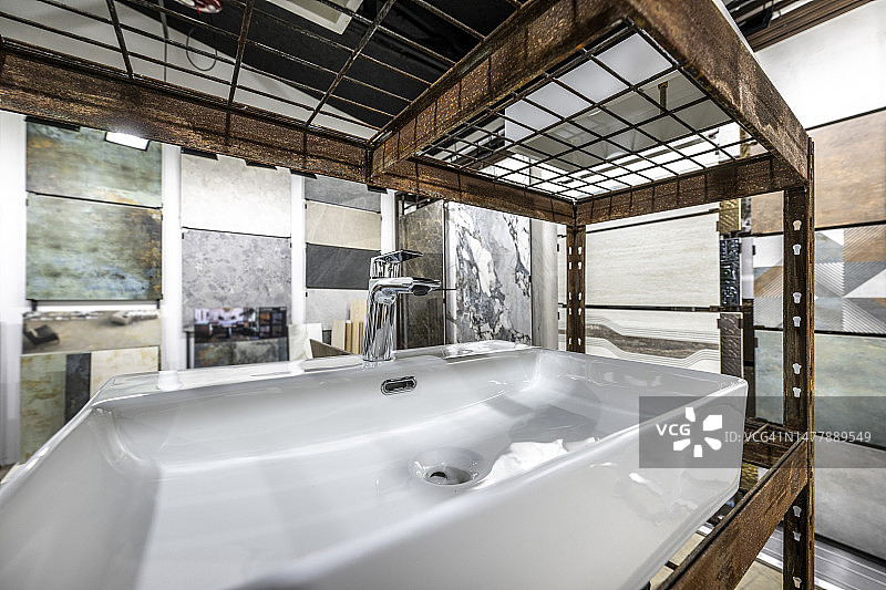 商店里的浴室水槽图片素材