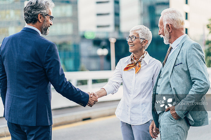 老年商务人士握手图片素材