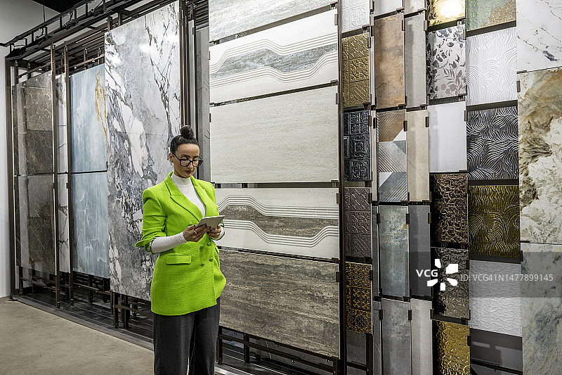 在瓷砖店看到的女性建筑师图片素材