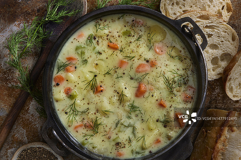 奶油波兰莳萝泡菜汤图片素材