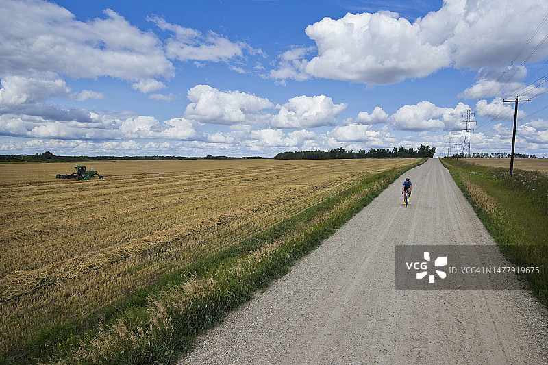 加拿大草原收获季的砾石自行车骑行图片素材