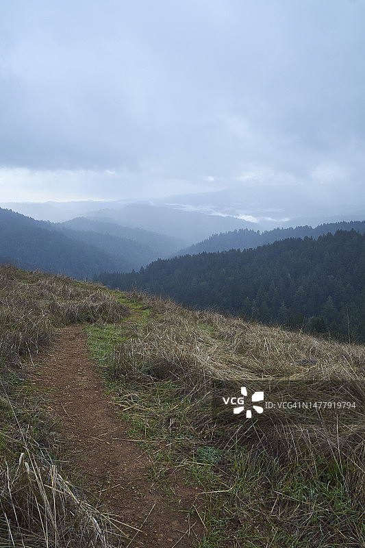 圣克鲁斯山远足径上的暴风云图片素材