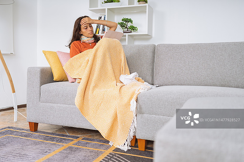 年轻女人头痛，手扶额头图片素材