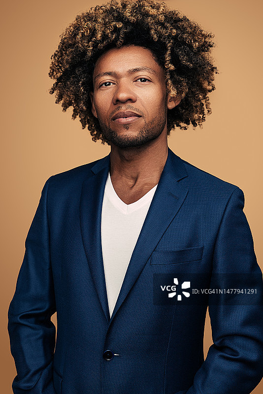 穿夹克的黑人商人，在工作室里图片素材