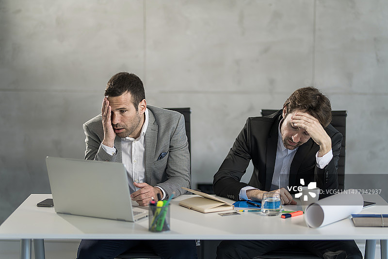 震惊的商人在办公室工作中遇到问题图片素材