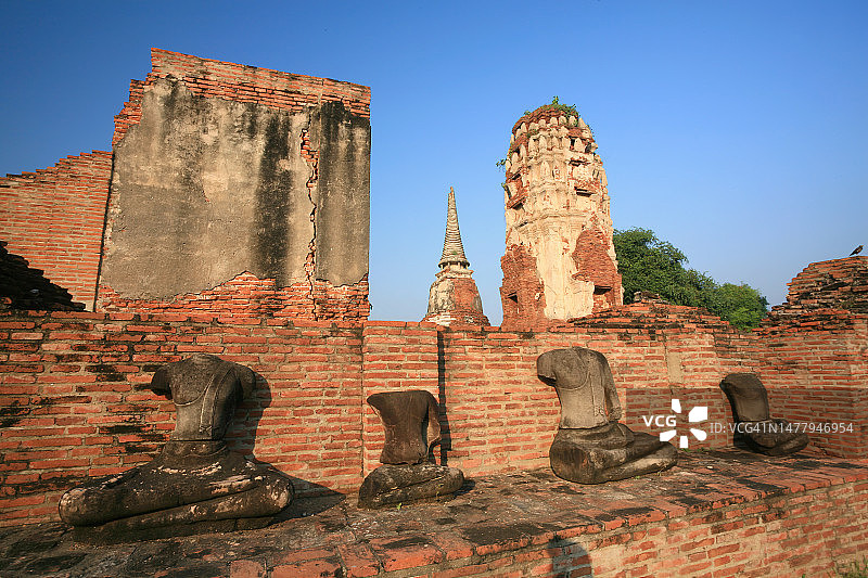 泰国阿瑜陀耶府玛哈泰寺的无头佛像图片素材