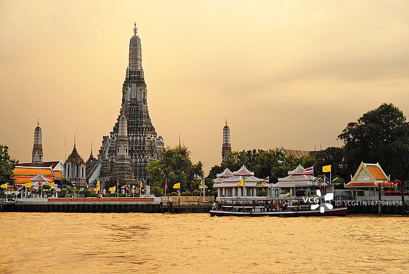 泰国曼谷湄南河畔的黎明寺郑王庙日落景色图片素材