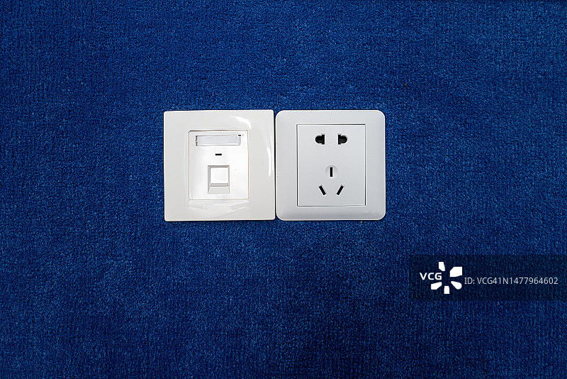 蓝色墙上的电源插座图片素材