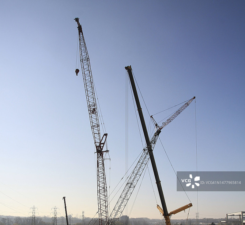 建筑工地上的高大起重机图片素材