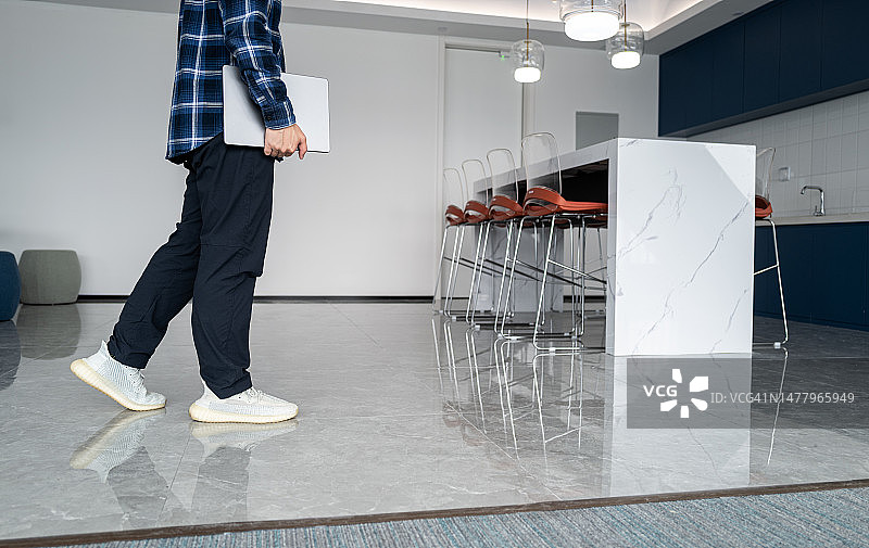 在酒吧使用笔记本电脑的年轻男人图片素材