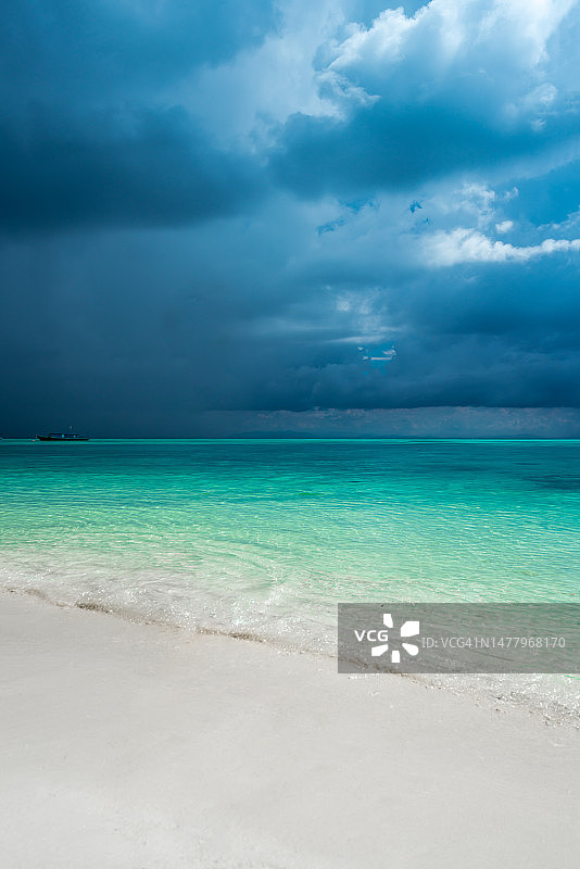 暴风雨前的海滩图片素材