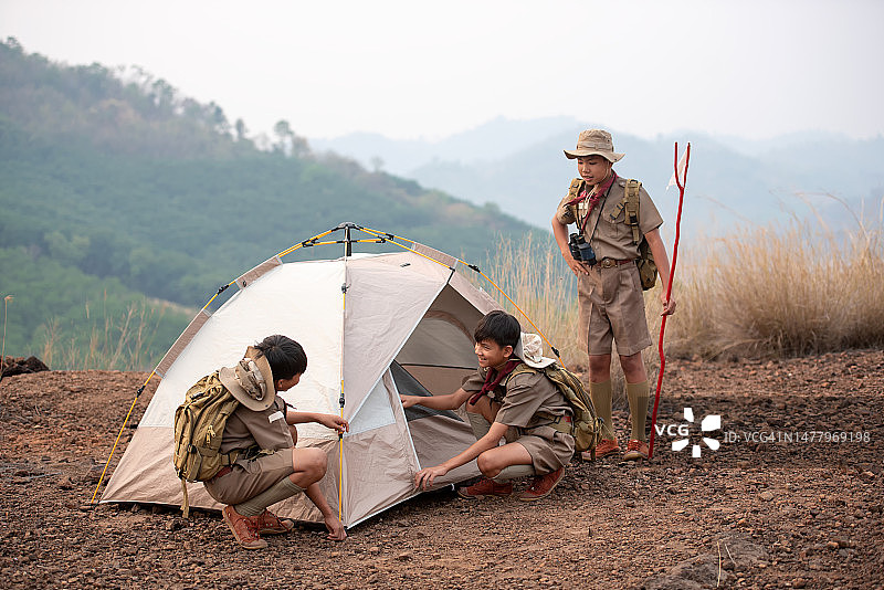 童子军学生参加营地活动图片素材