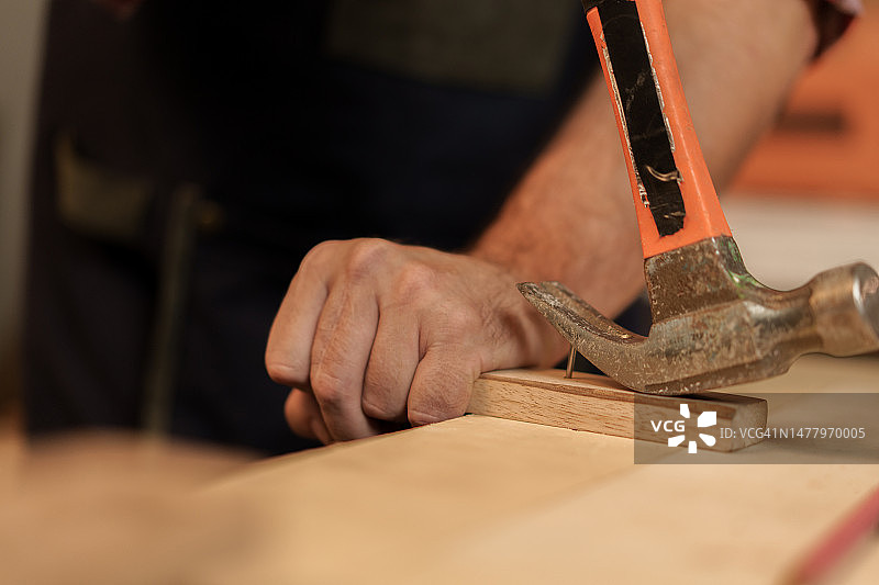 木匠在木工车间制作手工家具图片素材