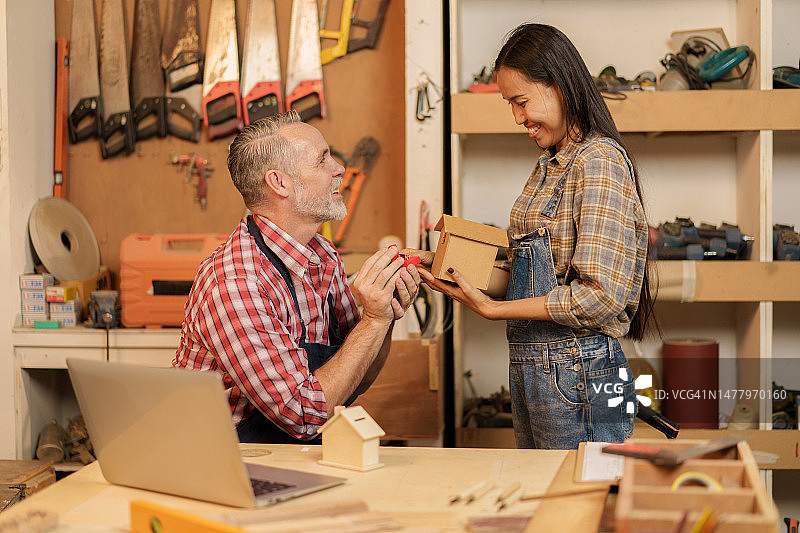 木匠戴着戒指，在视频通话中求婚，一脸惊喜图片素材