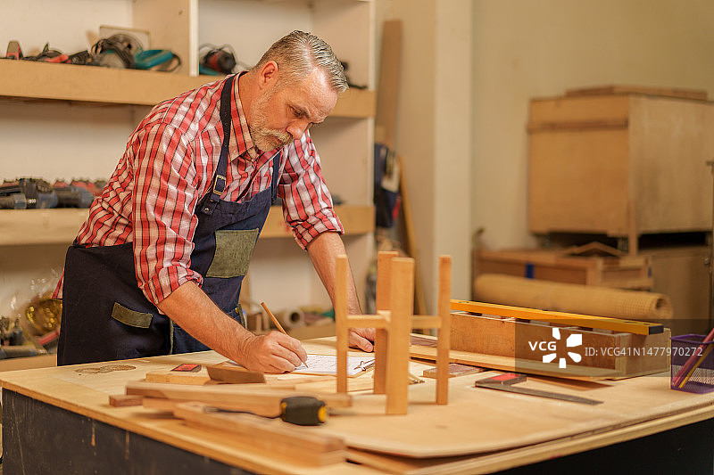 在商店里组装新的木制架子和家具的男人图片素材