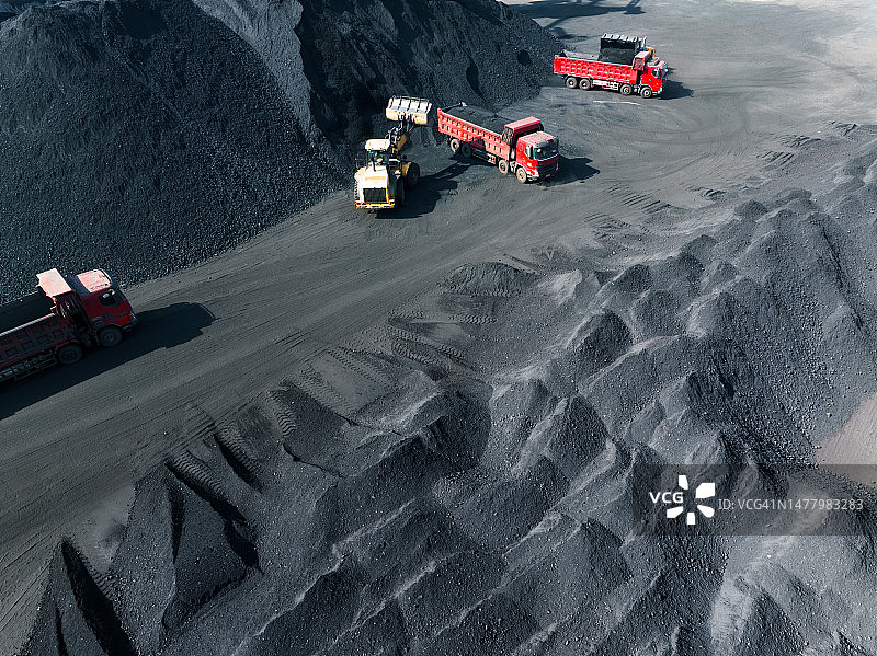 卡车正在装载煤炭图片素材