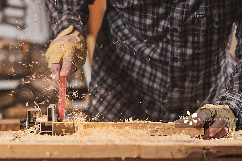 木匠在车间工作的手图片素材