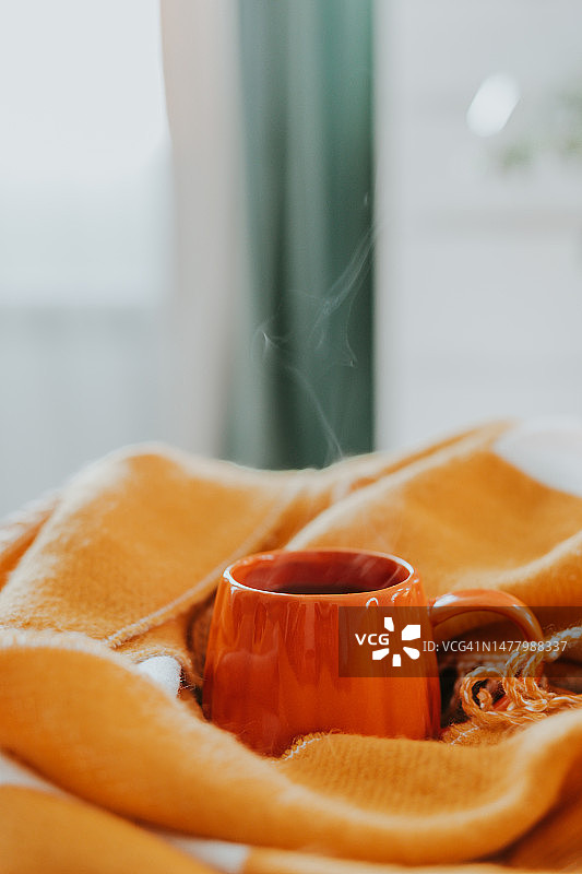 卧室床上的橙色热茶，留白区域，温馨秋冬概念图片素材