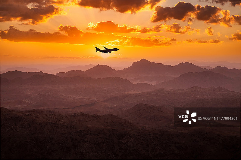 飞机在埃及西奈山脉上空的日落时分图片素材