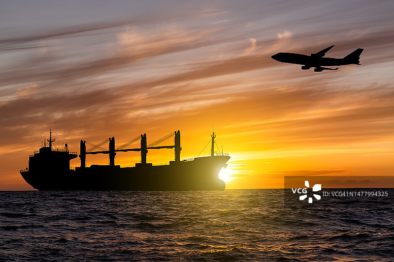 日落时分的货船和飞机：全球货运图片素材