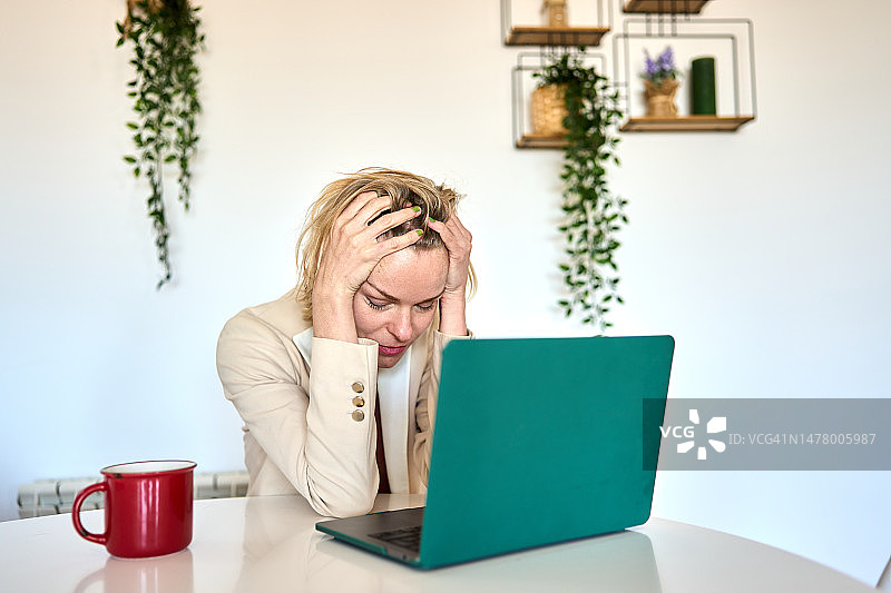 焦虑的年轻职场倦怠女商人 - 心理健康概念图片素材