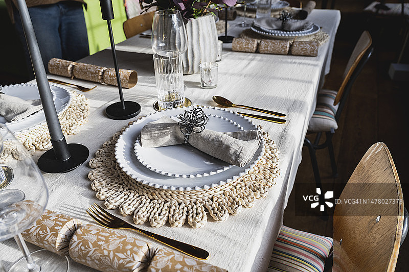 圣诞节餐桌上的餐具摆放图片素材