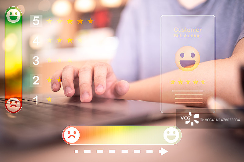 互联网和应用程序用户正在评估他们对各种服务提供商的满意度图片素材