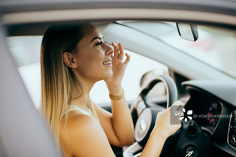 车内化妆的女人图片素材