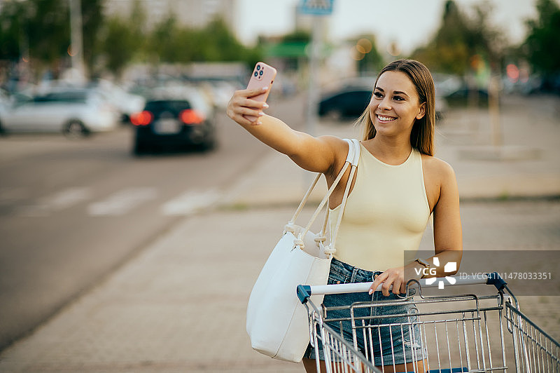 年轻女子在购物图片素材