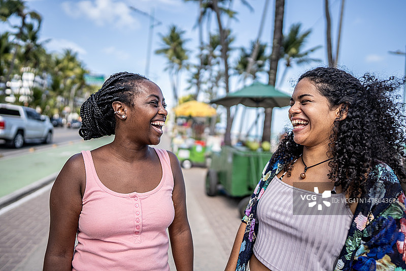 两个女人在木板路上散步图片素材