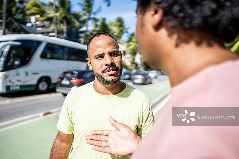 朋友们在木板路上交谈图片素材