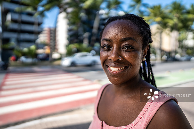 人行道上的中年妇女肖像图片素材