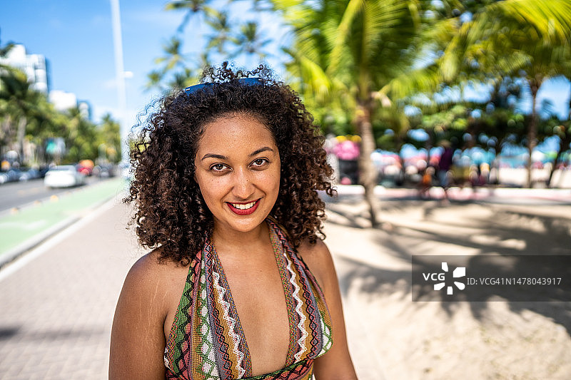 在木板路上的年轻女子肖像图片素材