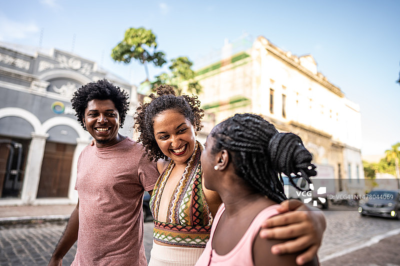 朋友们在街上边走边聊图片素材