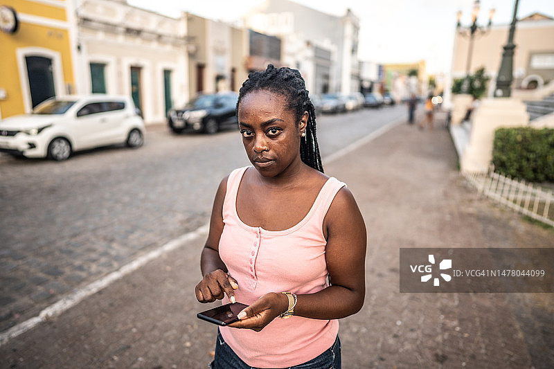 中年妇女在户外使用智能手机的肖像图片素材