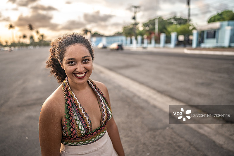 在人行道上的年轻女人肖像图片素材