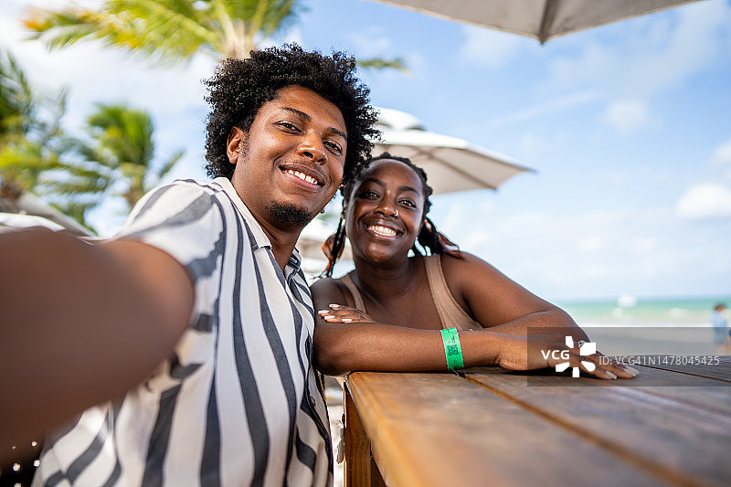 中年夫妇在海滩餐厅的自拍图片素材