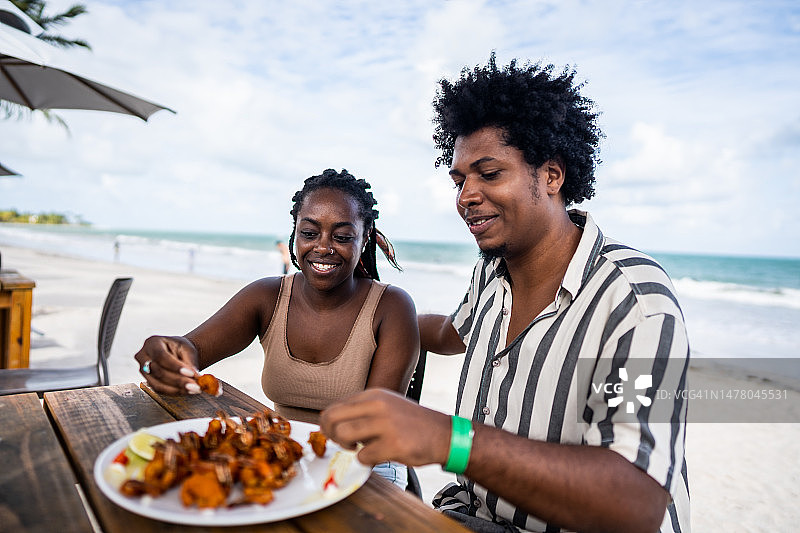 中年夫妇在海滩餐厅用餐图片素材