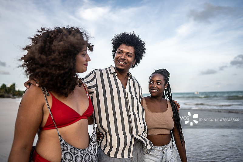 快乐的朋友们在海滩散步图片素材