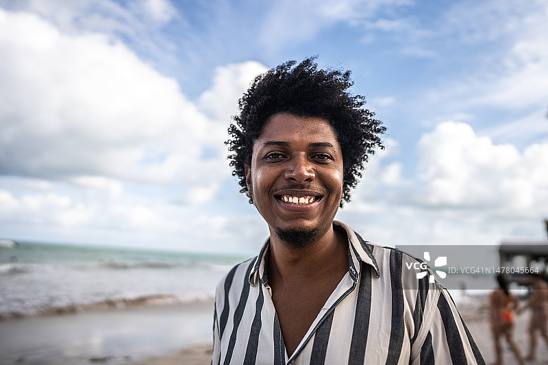 中年男人在海滩图片素材