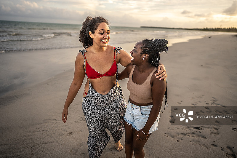 朋友们在海滩上快乐玩耍图片素材