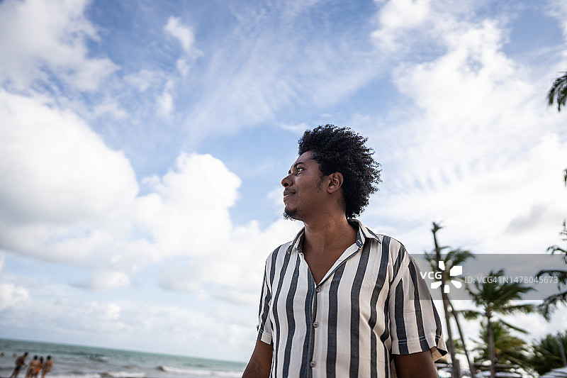 中年男人在海滩沉思图片素材