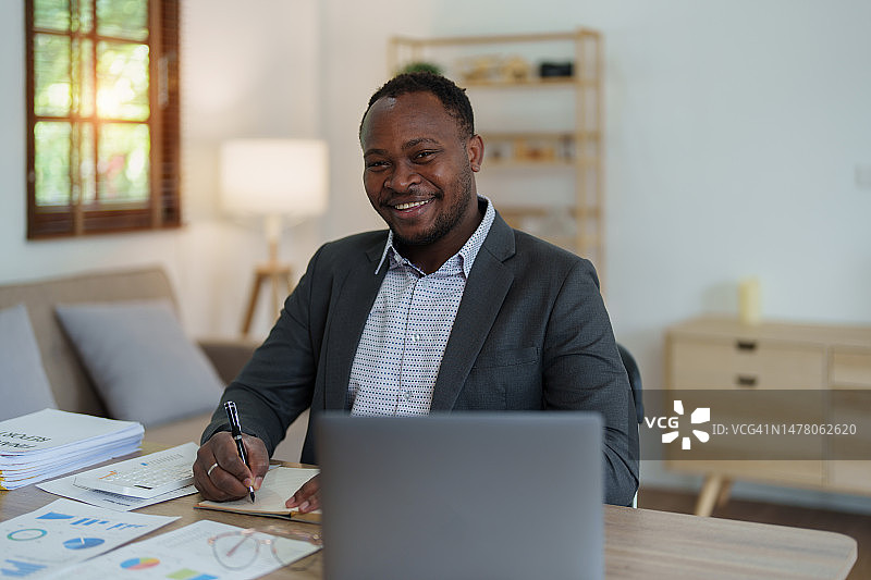 庆祝成功的非裔美国中年商人图片素材