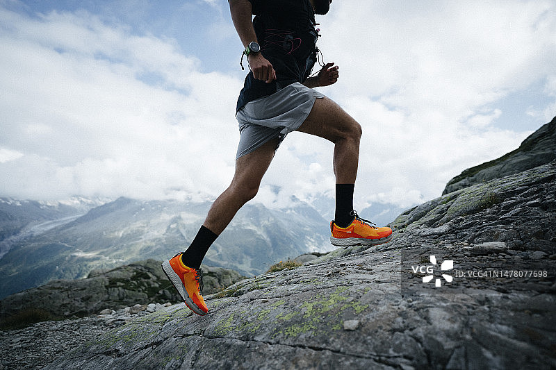 越野跑运动员沿着山路跳跃图片素材