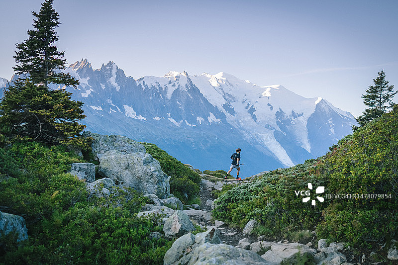 越野跑运动员沿着山路跳跃图片素材