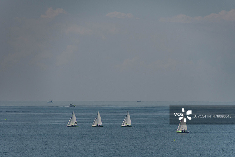 中国日本神奈川海滩上航行的游艇图片素材