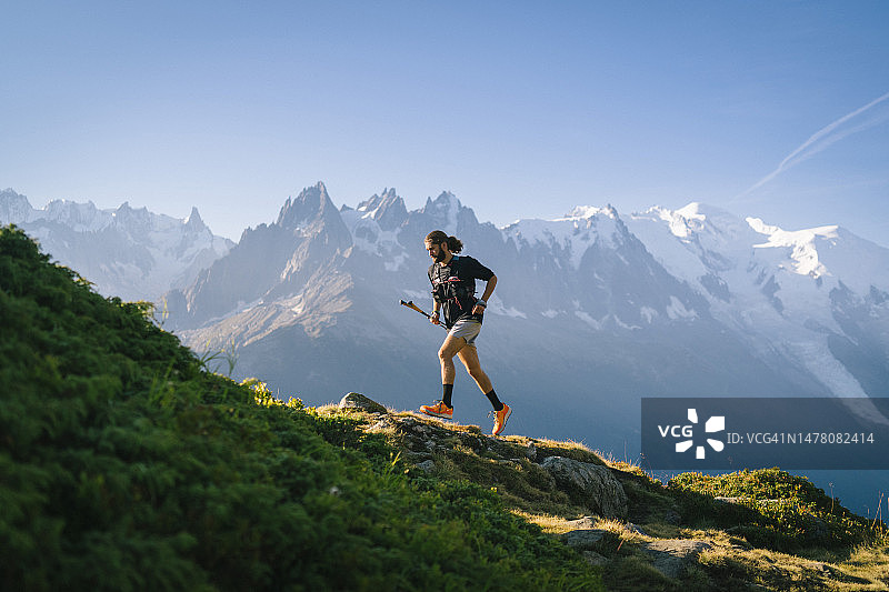 越野跑运动员沿着山路跳跃图片素材